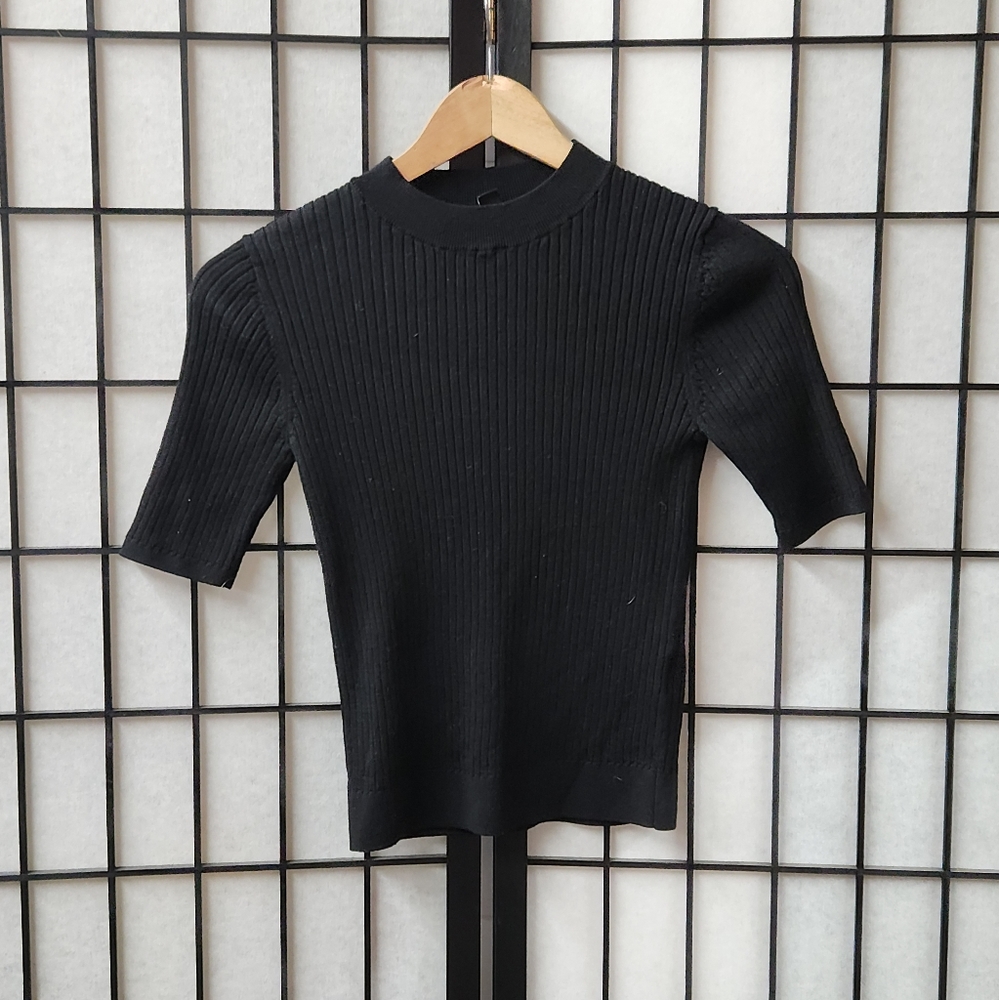 Uniqlo. Blavk Mini Top